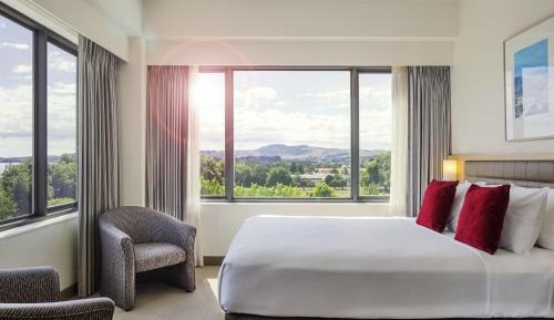Junior King Suite with Lake View