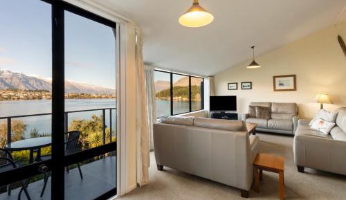 One-Bedroom Apartment with Lake View