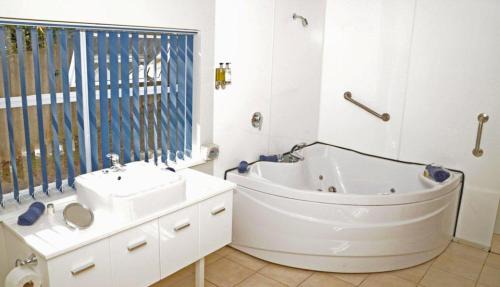 Two-Bedroom Apartment with Spa Bath
