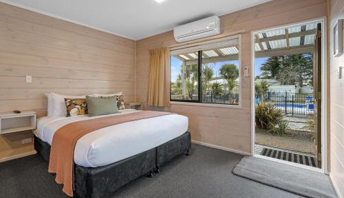 Deluxe Poolside Room