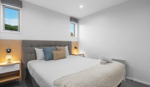 Deluxe Three-Bedroom Apartment