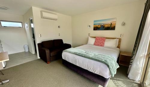 Queen Suite with Spa Bath