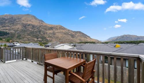 Apartment with Mountain View