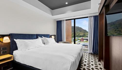 California King Suite with Mountain View