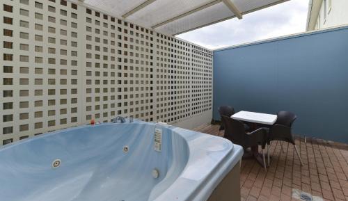 One-Bedroom Apartment with Hot Tub