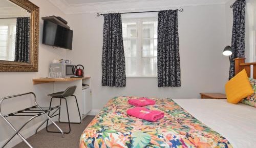 Deluxe Queen Suite