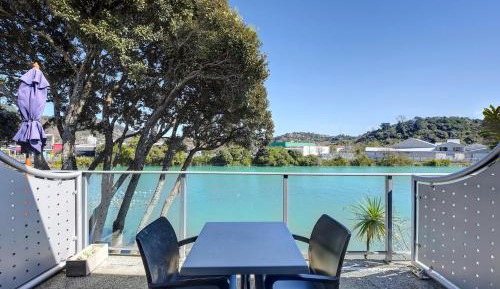Riverfront Studio with Double Spa