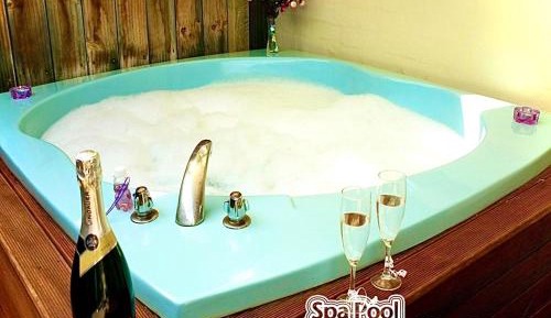 One-Bedroom Apartment with Hot Tub