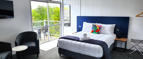 Queen Studio & Ensuite Bathroom