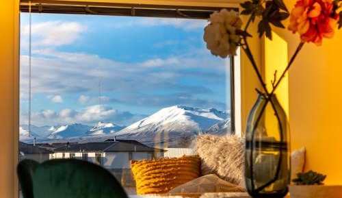 Apartment with Mountain View