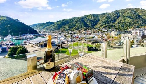 Oxleys 402 two bedroom waterfront apartment (sleeps 4)