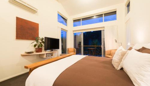 Deluxe Suite with Bush View