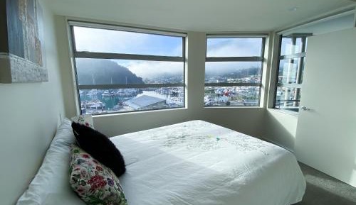Oxleys 502 two bedroom waterfront apartment (sleeps 4)