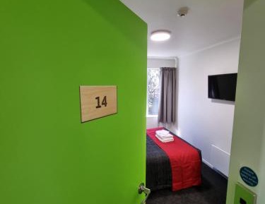 Room 14 - Budget Queen - Own Toilet and Vanity