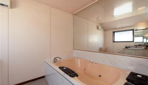 One-Bedroom Unit with Spa Bath