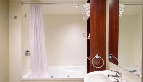 Lake View Studio with Spa Bath