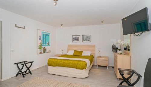 One-Bedroom Deluxe Unit