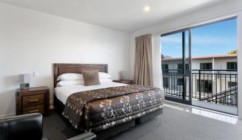 Deluxe Upstairs Studio (Lake Wing)