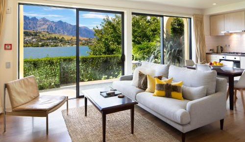 Lakefront One-Bedroom Suite