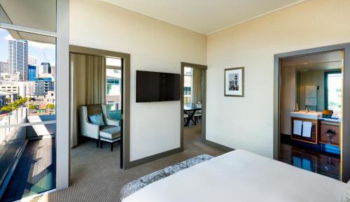 Deluxe Suite with Club Access