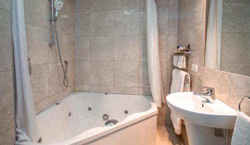 One-Bedroom Apartment with Spa Bath  No Sea View 