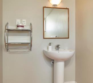 Standard Queen Room 4