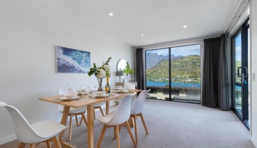 Apartment with Mountain View