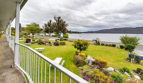 Queen One-Bedroom Apartment with Lake View