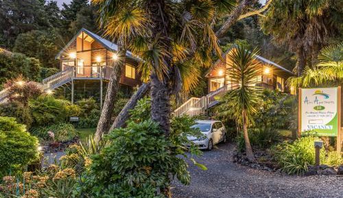 The Palms - Deluxe King Studio with Spa Bath