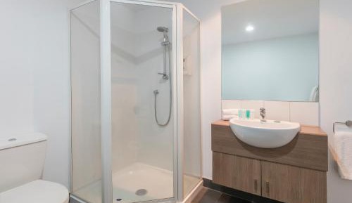 Large One-Bedroom Apartment with Balcony
