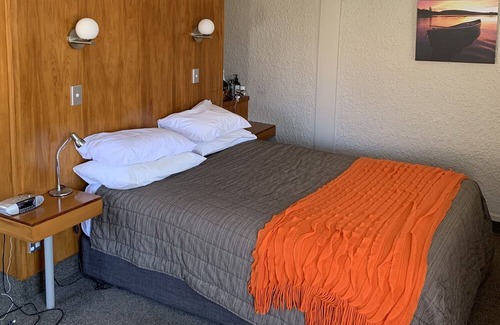 Omanu Apartment | Family holiday Apartment, close to beach. Has shared swimming pool and own spa.