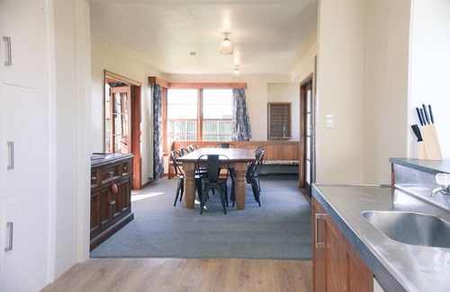 Methven House | Green Keeper’s Bach Methven Golf Course