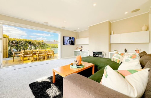 Ponsonby House | Villa in Ponsonby-Experience Classic Elegance