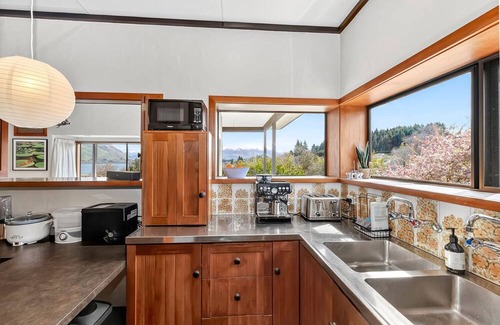 Wanaka House | Hot Tub Time Machine! Central Wanaka