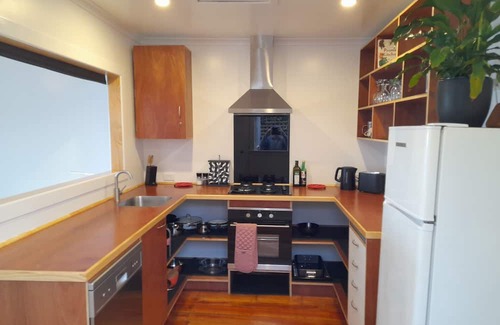 Plimmerton Cottage | Absolute Beach Front, 25 mins from Wellington Sunset spa deck. Cosy Fire lounge.