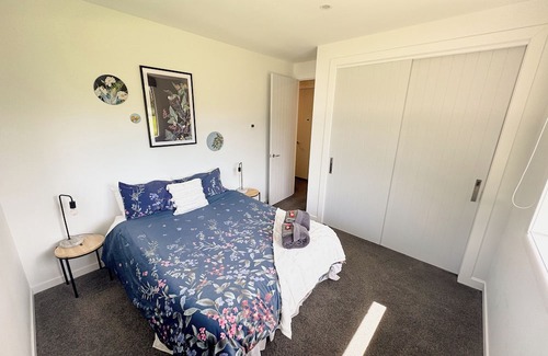 Lowburn Bed & Breakfast | Modern private suite on local cherry orchard