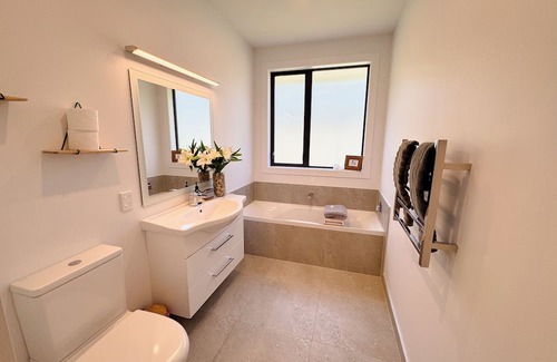 Lowburn Bed & Breakfast | Modern private suite on local cherry orchard