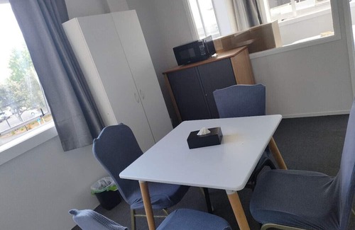Auckland Apartment | 6 Beds including 1 DBL Bed, 1 Single Bed, 4 Singgle Sofa Bed in 1 Room & 1 Lounge