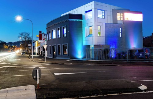 Dunedin City Centre Apartment | Central Dunedin Modern Penthouse by Aotearoa Escapes