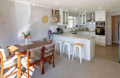 Avonhead House | Warm Family Home near CHCH Airport with Parking