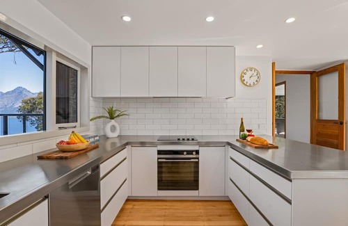 Sunshine Bay Apartment | Arawata Retreat 3BRM Luxury