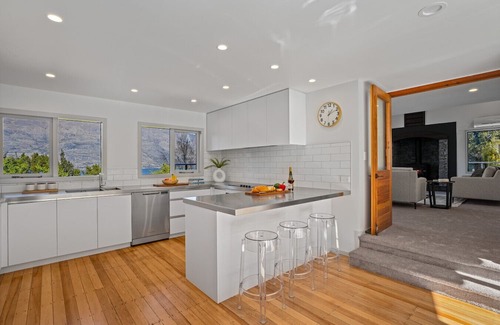 Sunshine Bay Apartment | Arawata Retreat 3BRM Luxury