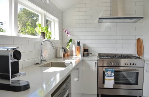 Auckland House | Sunny, Stylish, Sweet! Family-ready w/BBQ Deck. Close to Venues, Beaches, City.
