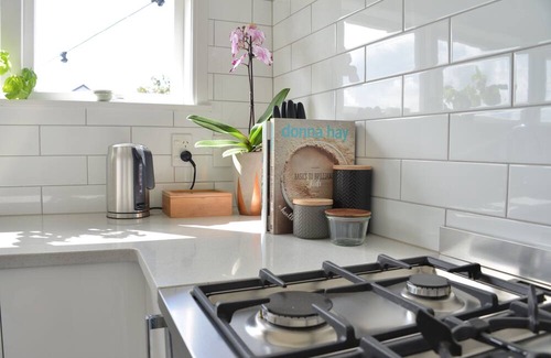 Auckland House | Sunny, Stylish, Sweet! Family-ready w/BBQ Deck. Close to Venues, Beaches, City.