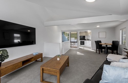 Queenstown Apartment | Central 2 bed Apt - views, pool, walk to town