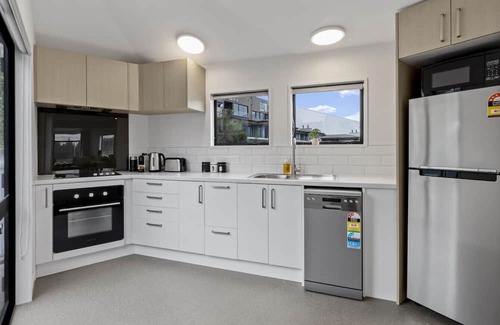 Queenstown Apartment | Central 2 bed Apt - views, pool, walk to town