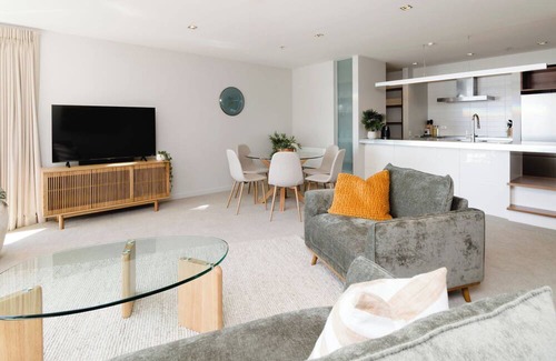 Te Aro Apartment | Sailor's View - 3 bedroom/2 bathroom waterfront apartment with car park