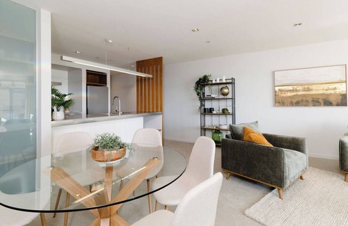 Te Aro Apartment | Sailor's View - 3 bedroom/2 bathroom waterfront apartment with car park