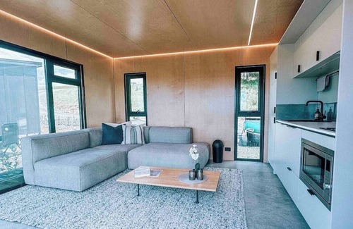 Tawharanui Cabin | Omakana Cabin, Omakana Cabin – Scenic Farm Stay with Sleepout