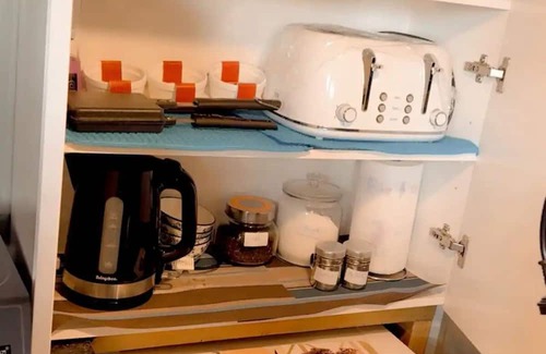 Papatoetoe House | “Private Bedroom & Large Deck + Separate Entrance”